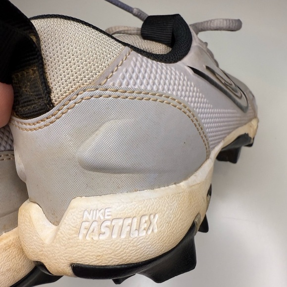 Nike Gray Athletic Cleats with Black Accents and Minimalist Design Size 1Y GUC - Picture 4 of 5